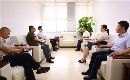 覃振华与柳北区委书记、区长石中华举行工作会谈
